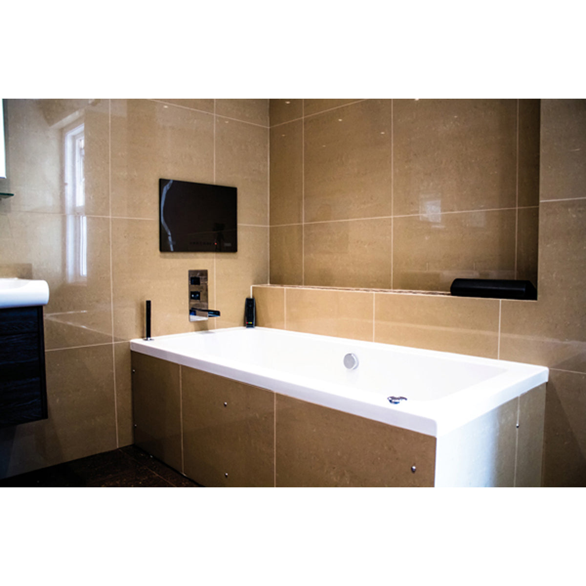 TV BATHROOM FREEVIEW LCD HD 19in MR