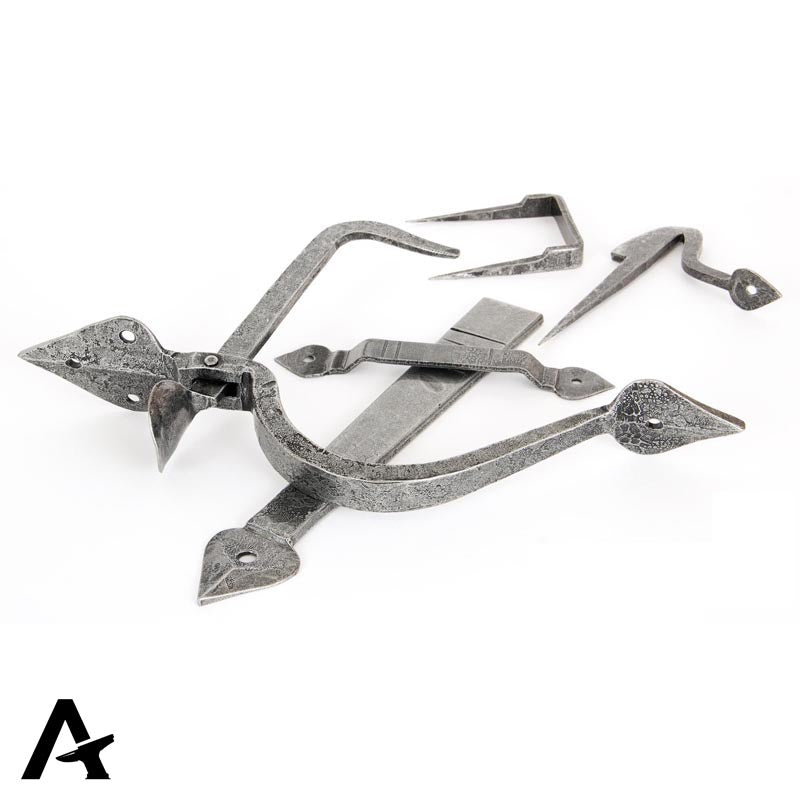 GOTHIC THUMBLATCH TUSCAN 270x47 PEW