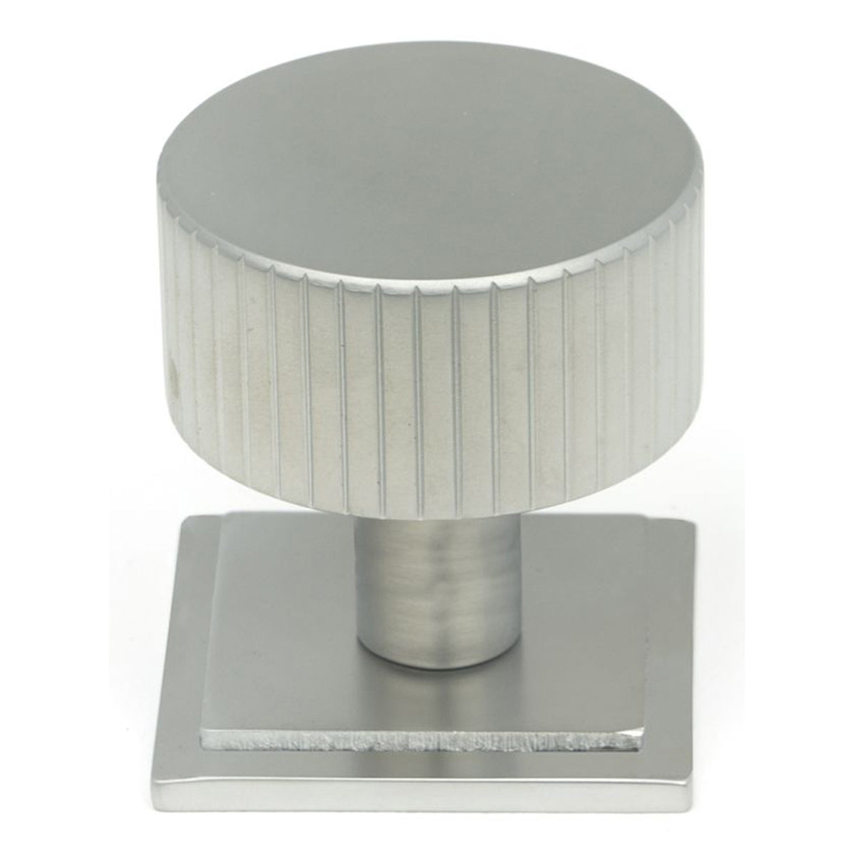 JUDD CABINET KNOB SQUARE 32x32 SCP