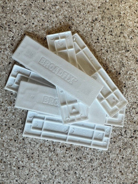 FLAT PACKERS 100x28x3 WHITE x1000 by MARCHES GLOBAL LTD