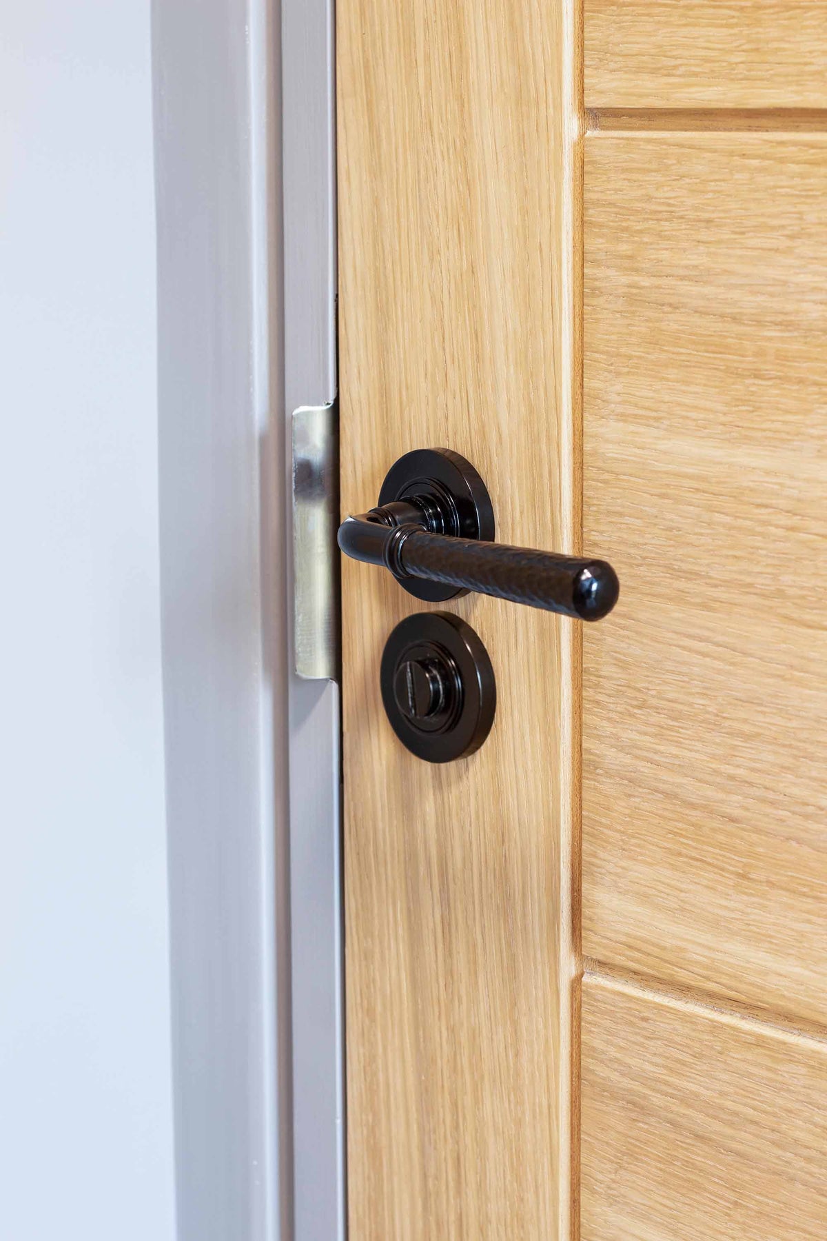 HAMMERED NEWBURY LEVER HANDLE+ROSE UNSPRUNG PLAIN 126x53x64 BLK - 49981 by MARCHES (ANVIL) ARCHITECTURAL HARDWARE
