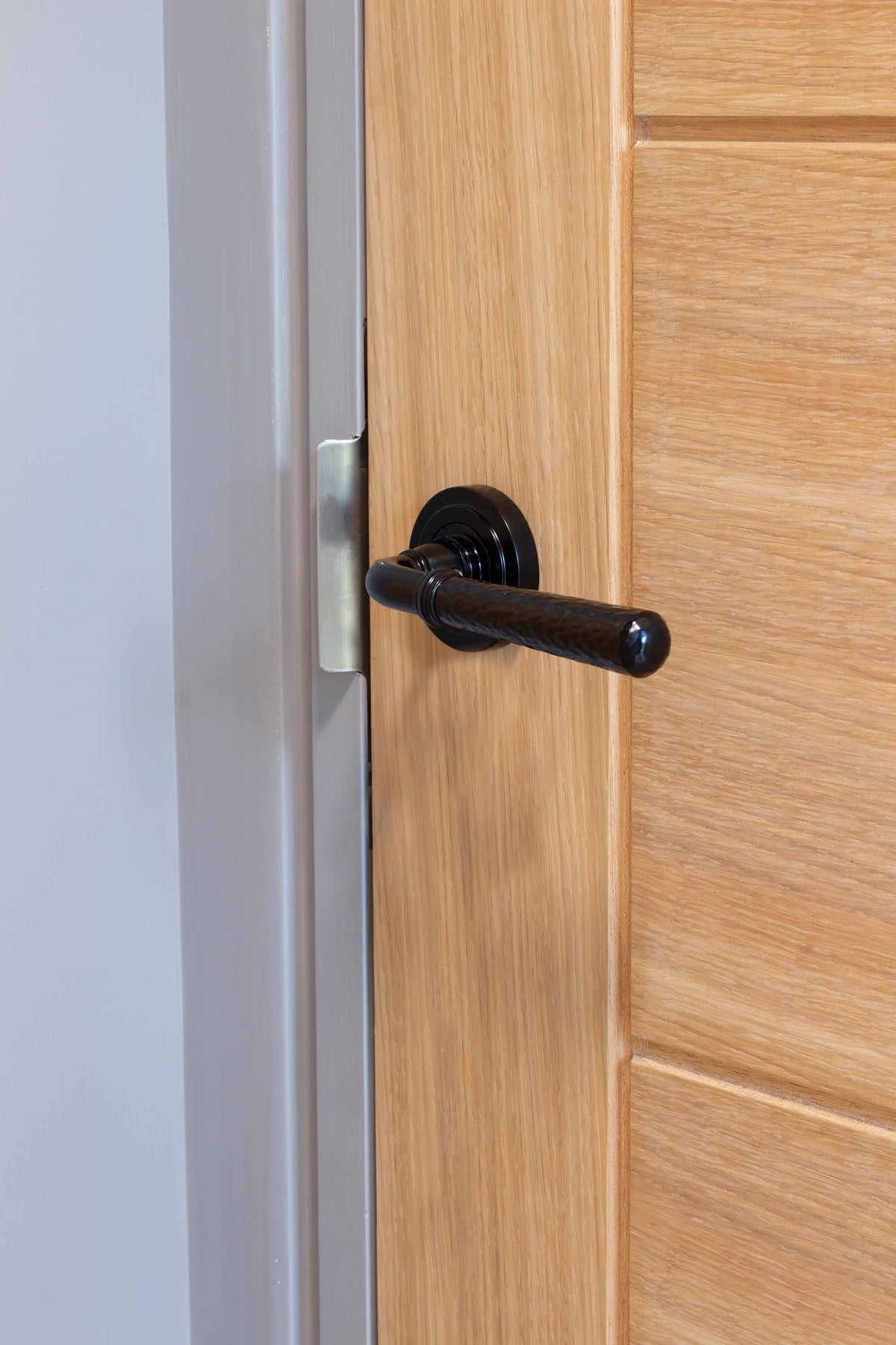 HAMMERED NEWBURY LEVER HANDLE+ROSE UNSPRUNG ART DECO 126x53x64 BLK - 49982 by MARCHES (ANVIL) ARCHITECTURAL HARDWARE