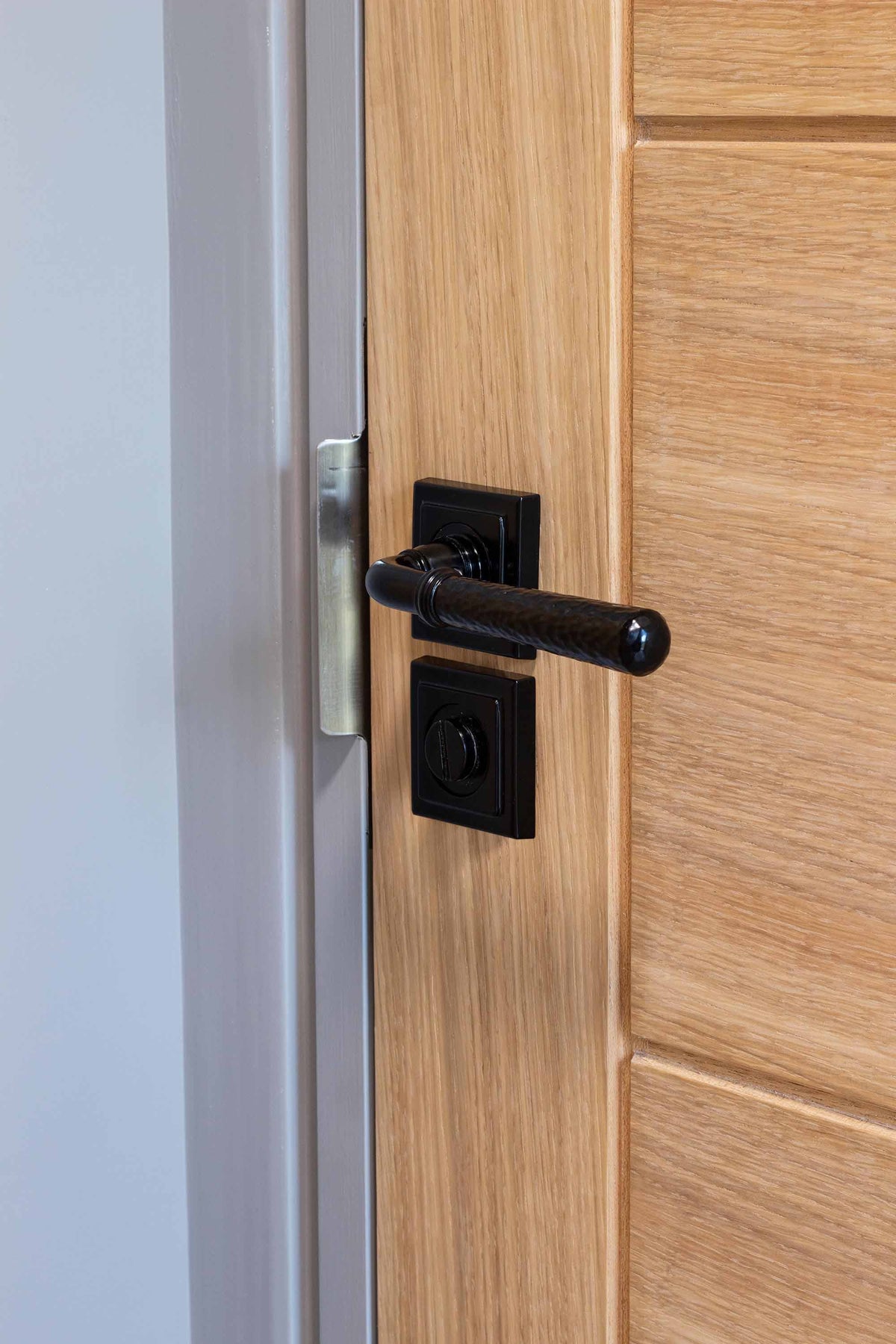 HAMMERED NEWBURY LEVER HANDLE+ROSE UNSPRUNG SQUARE 126x53x64 BLK - 49984 by MARCHES (ANVIL) ARCHITECTURAL HARDWARE