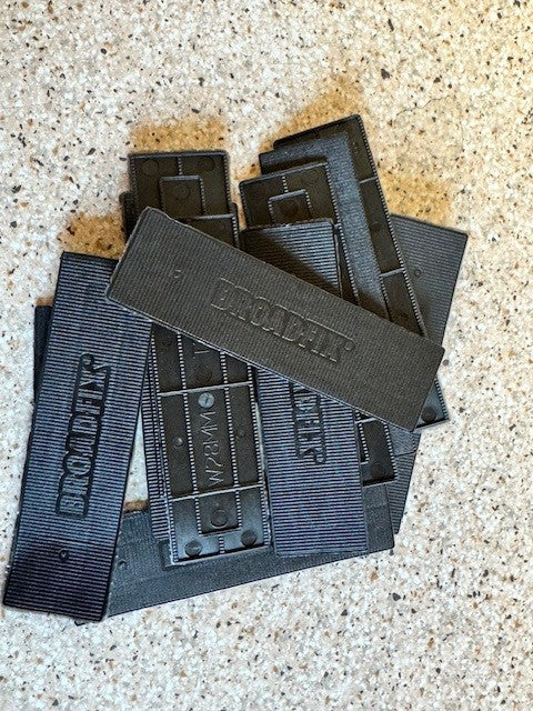 FLAT PACKERS 100x28x2 BLACK x1000 by MARCHES GLOBAL LTD
